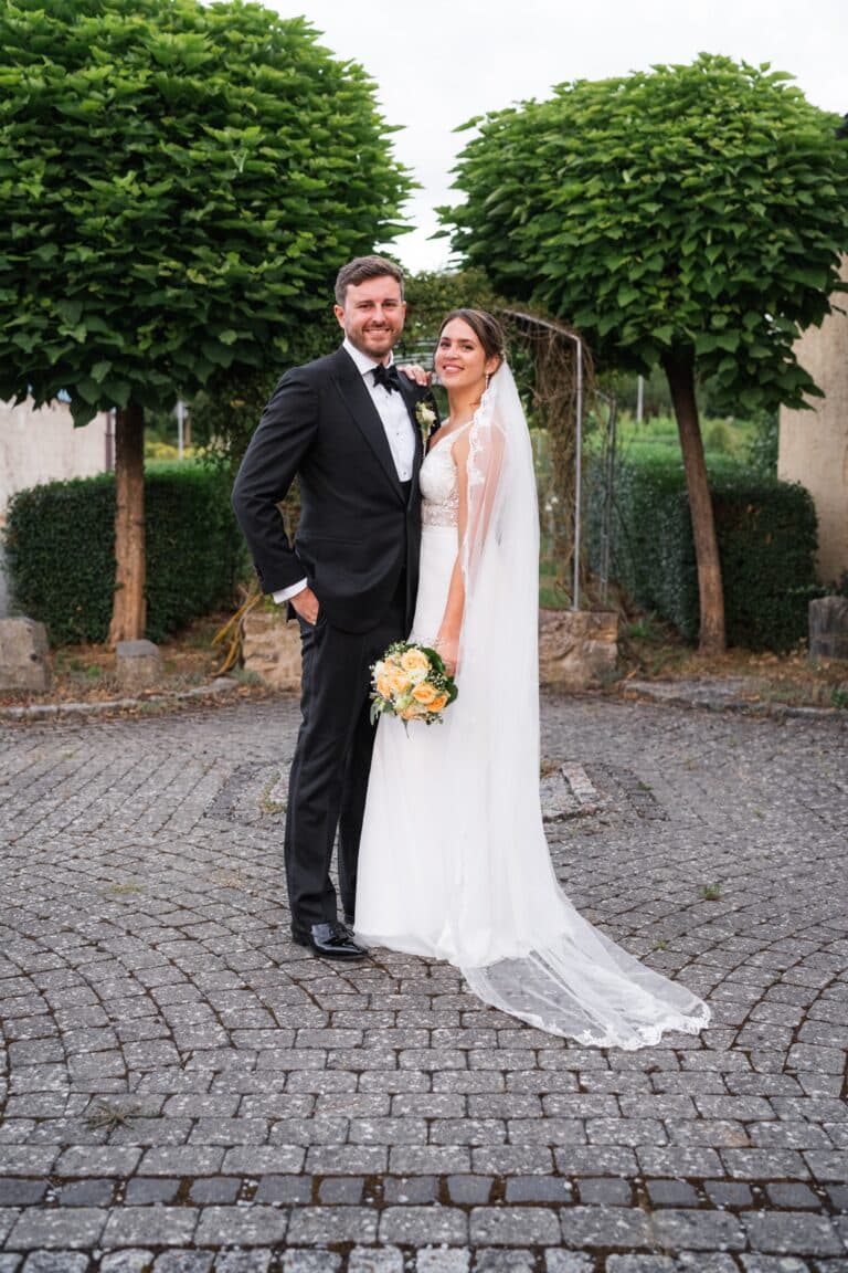 04545-florian-knusper-hochzeitsfotograf-wuerzburg-brautpaar-im-gartenweg