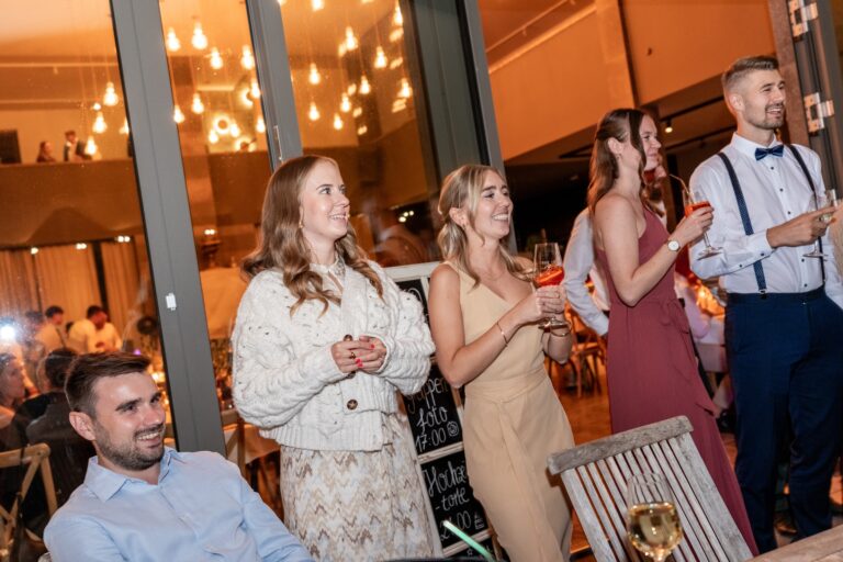 04555-florian-knusper-hochzeitsfotograf-wuerzburg-gruppe-von-gaesten-innerhalb-villa-oriental