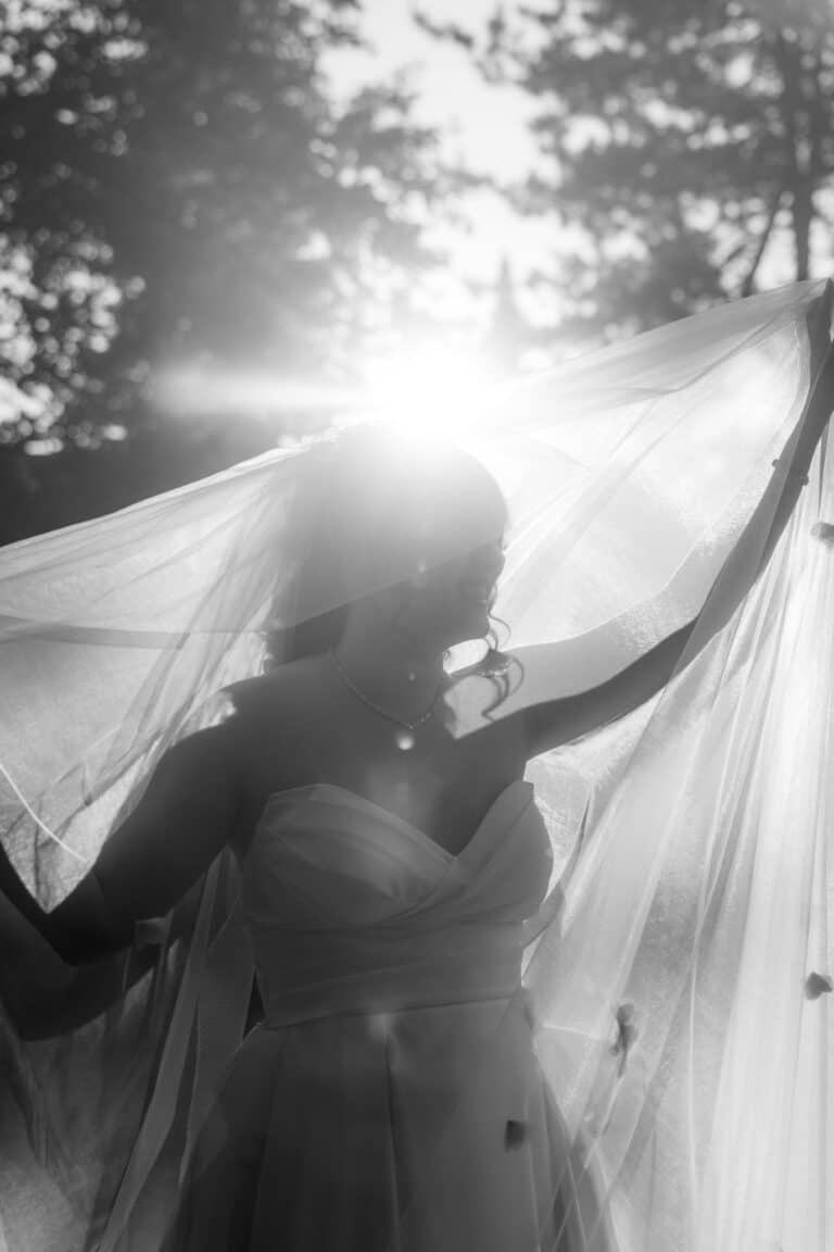 04558-2-florian-knusper-hochzeitsfotograf-wuerzburg-braut-im-gegenlicht-hofgut hünnersdorf