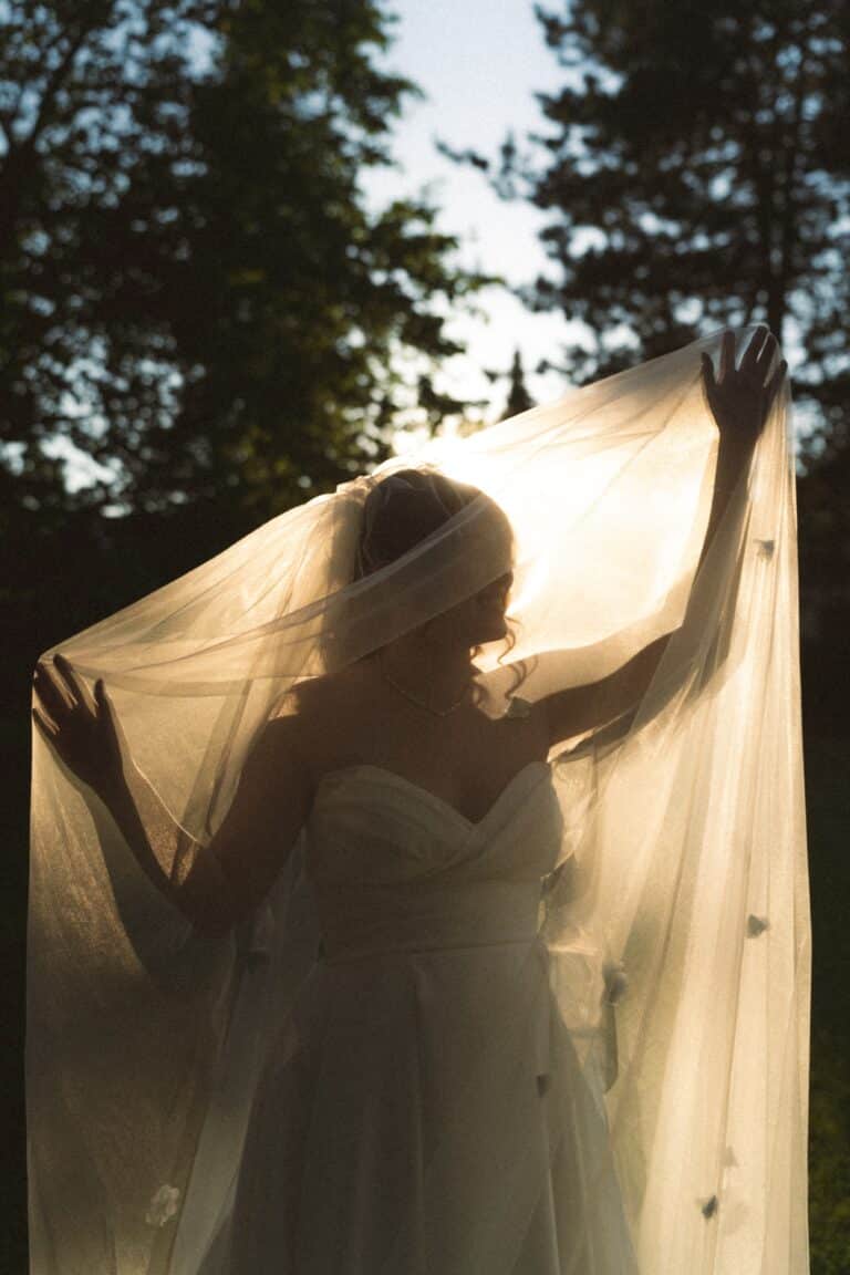 04560-2-florian-knusper-hochzeitsfotograf-wuerzburg-braut-mit-schleier-im-garten-hofgut hünnersdorf