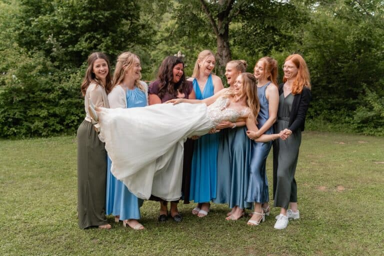 04560-florian-knusper-hochzeitsfotograf-wuerzburg-brautjungfern-tragen-braut-Das Retz