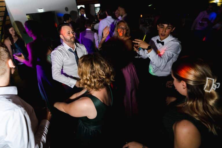 04575-florian-knusper-hochzeitsfotograf-wuerzburg-hochzeitstanz-gaeste-Dänischer Pavillon