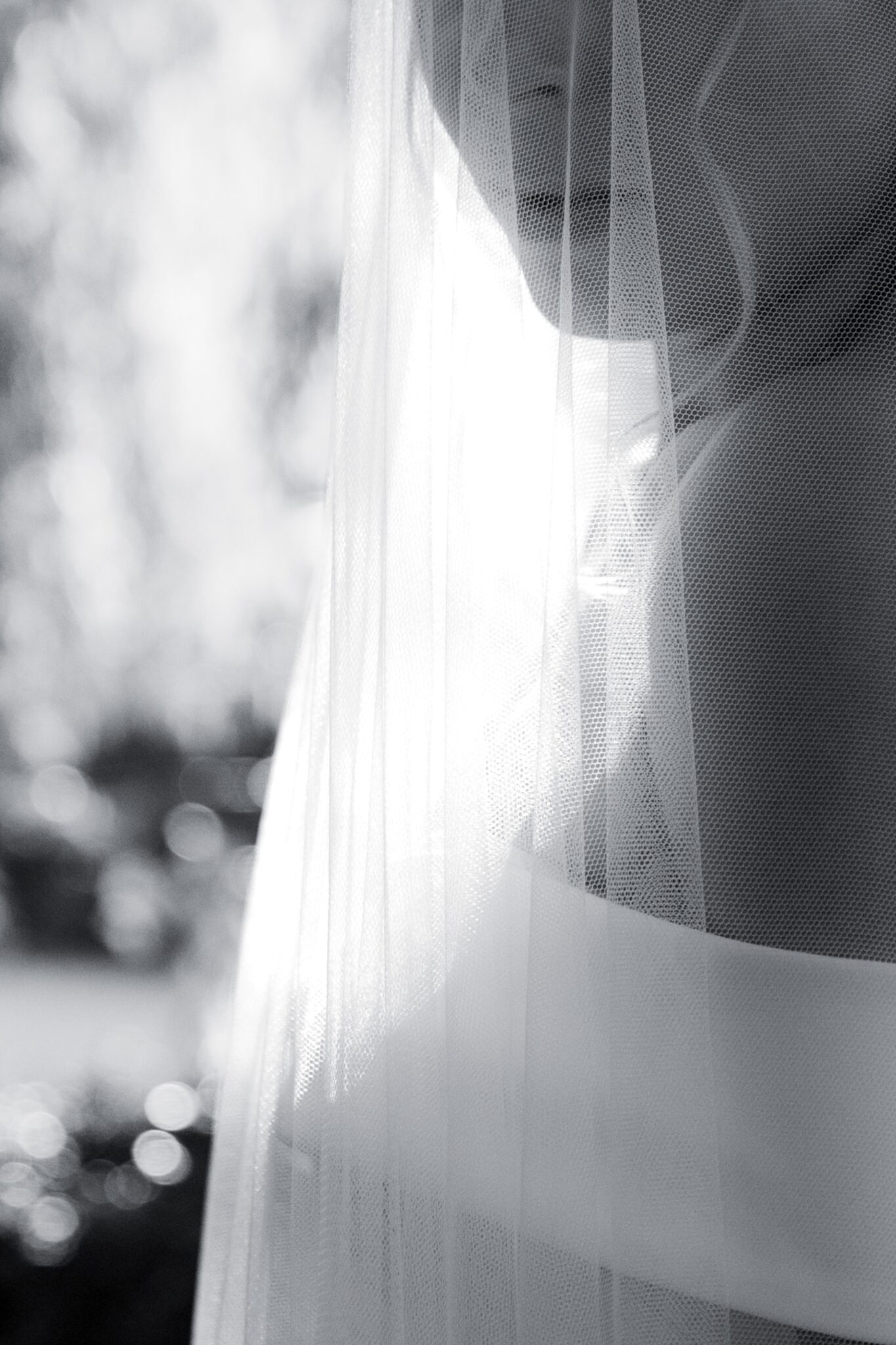 04582 2 florian knusper hochzeitsfotograf brautkleid detail mit schleier winzerhof stahl 1