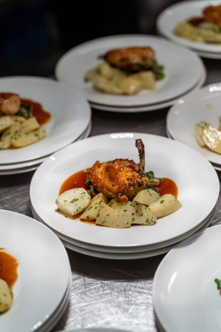 04587-florian-knusper-hochzeitsfotograf-wuerzburg-hochzeitsessen-auf-tellern-Schlosshotel Steinburg Wuerzburg