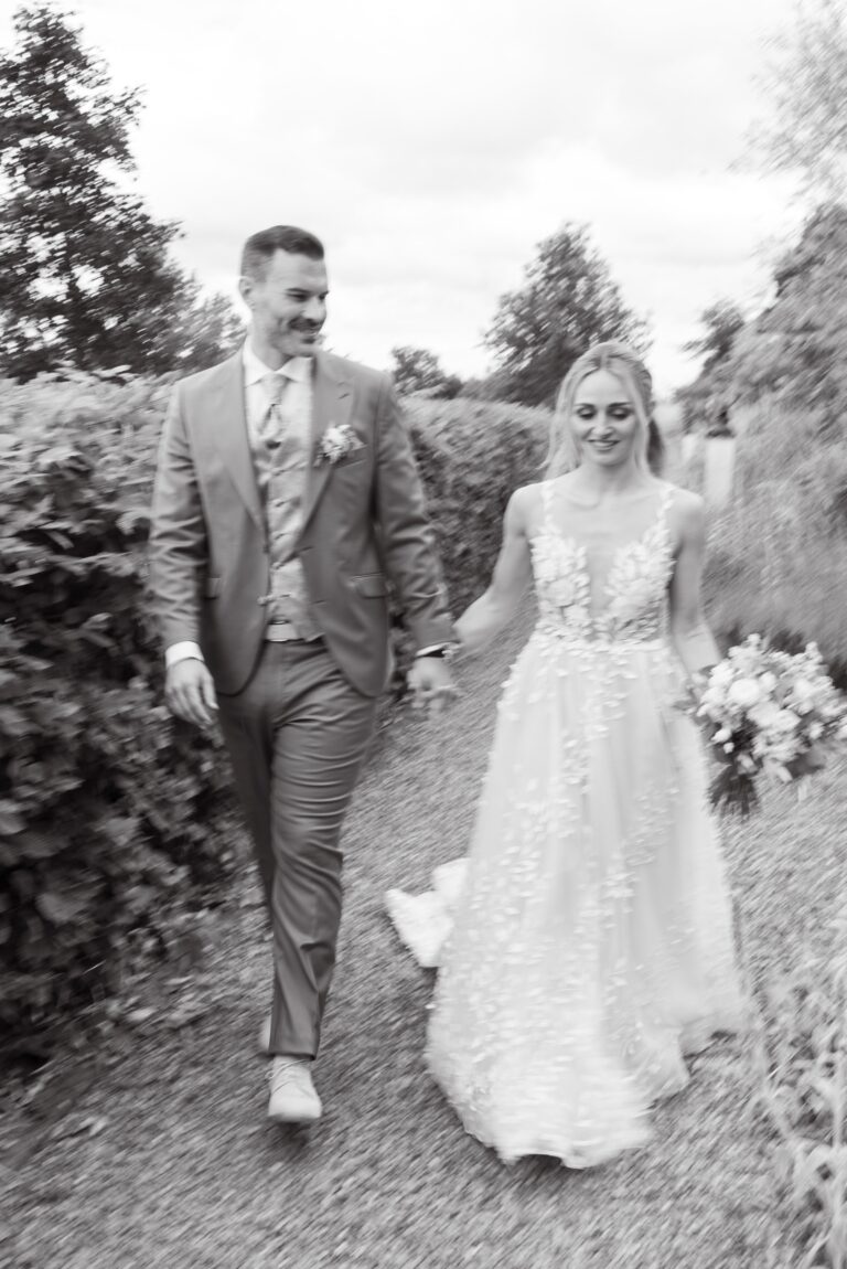 04594-2-florian-knusper-hochzeitsfotograf-wuerzburg-brautpaar-im-garten-villa-oriental