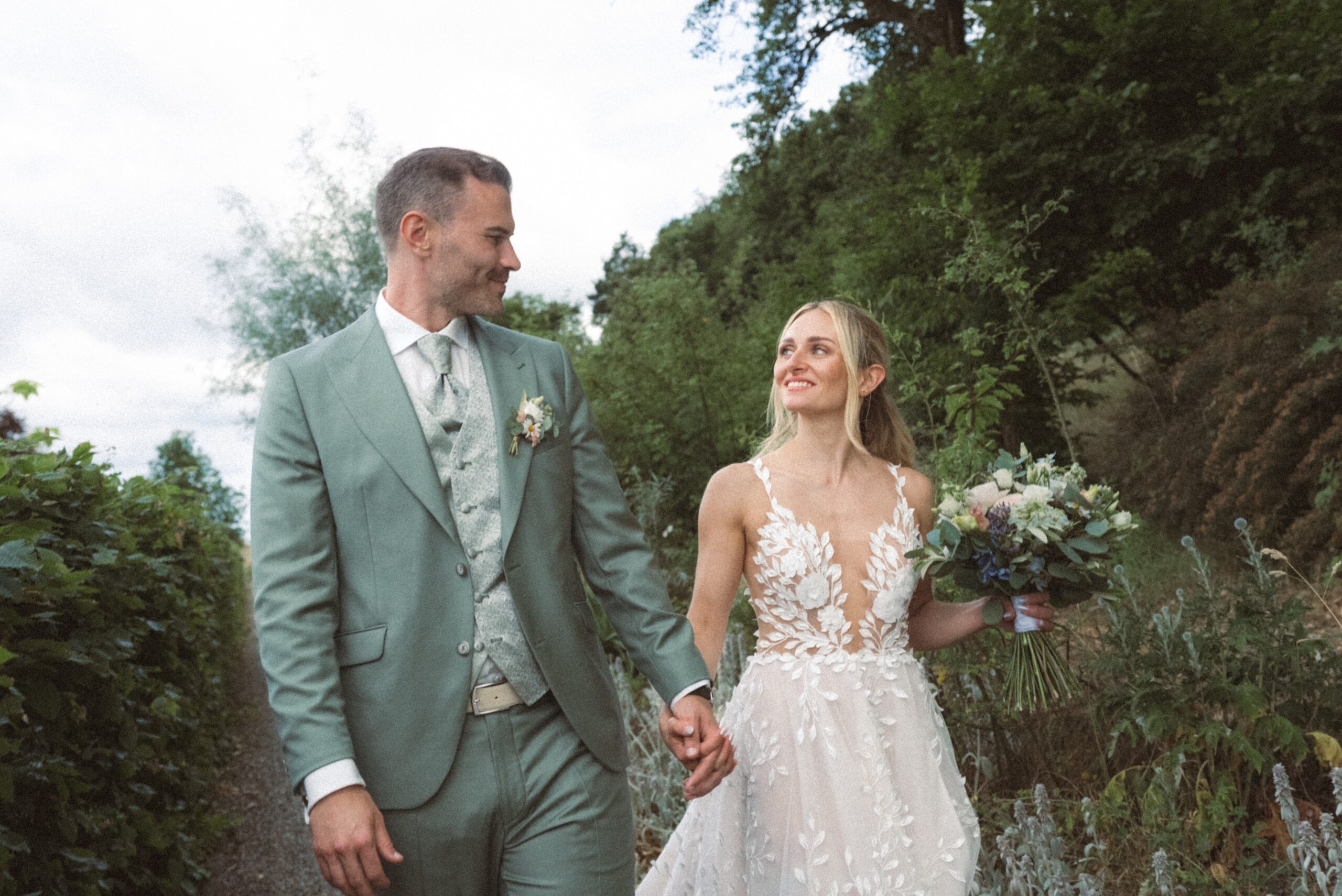 psychologie und fotografie emotionales brautpaar hochzeitsfotos Brautpaar spaziert durch grünen Garten villa oriental