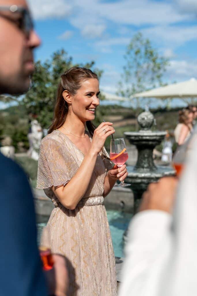 Gäste genießen Cocktails bei der Hochzeitsparty draußen
