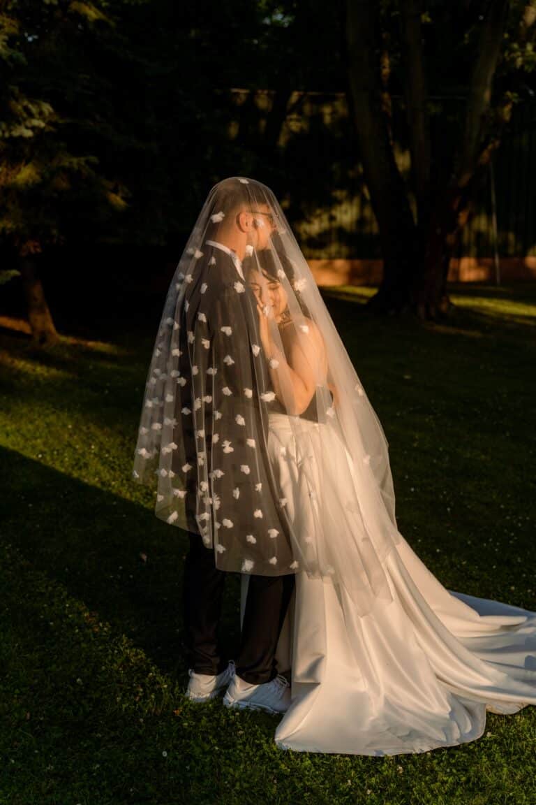 04644-florian-knusper-hochzeitsfotograf-wuerzburg-brautpaar-im-garten-hofgut hünnersdorf