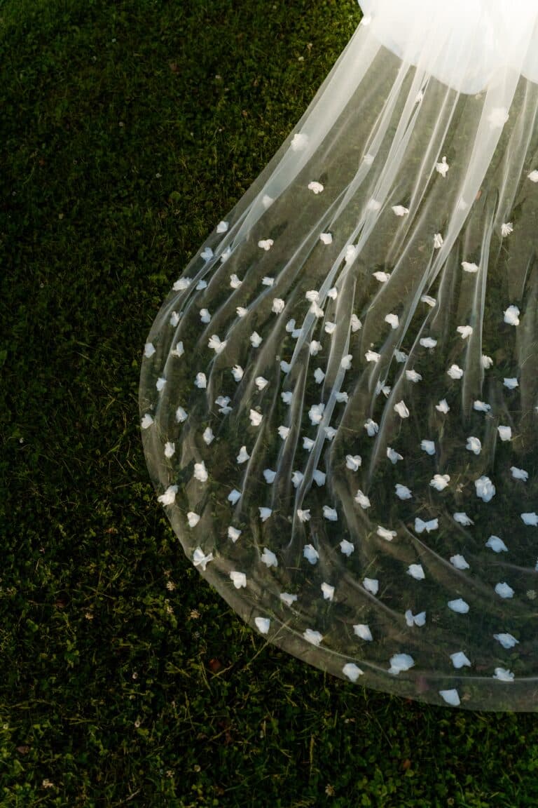 04650-florian-knusper-hochzeitsfotograf-wuerzburg-schleier-im-garten-hofgut hünnersdorf