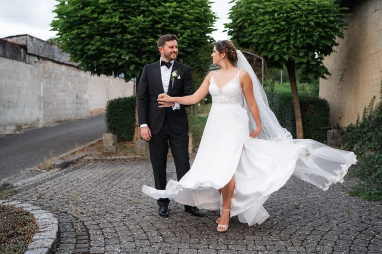 04679-florian-knusper-hochzeitsfotograf-wuerzburg-brautpaar-auf-pflasterweg