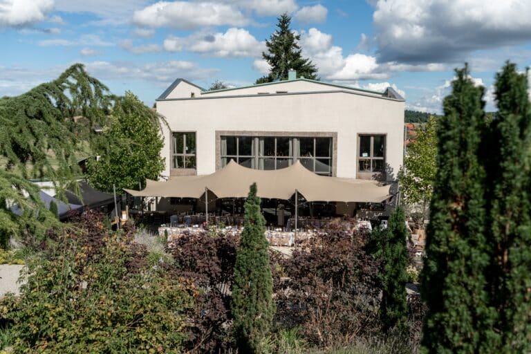 04710-florian-knusper-hochzeitsfotograf-wuerzburg-hochzeitslocation-im-garten-Villa Oriental