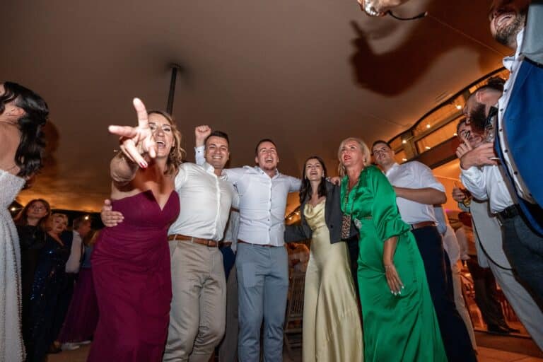 04713-florian-knusper-hochzeitsfotograf-wuerzburg-gruppe-von-gaesten-villa-oriental