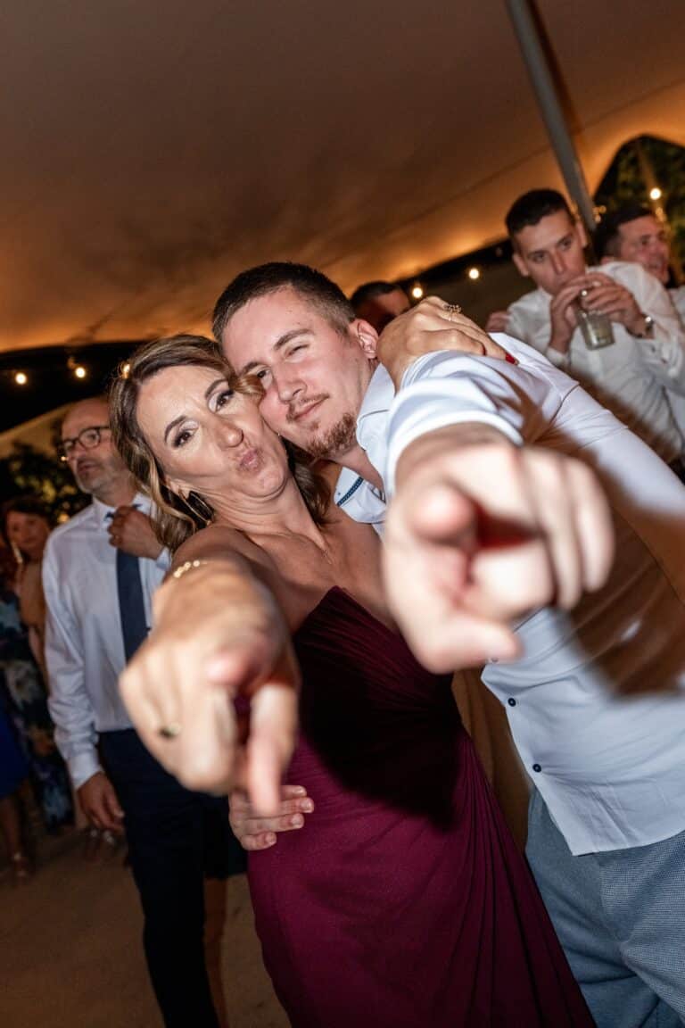 04719-florian-knusper-hochzeitsfotograf-wuerzburg-feiernde-gaeste-beim-tanz-villa-oriental