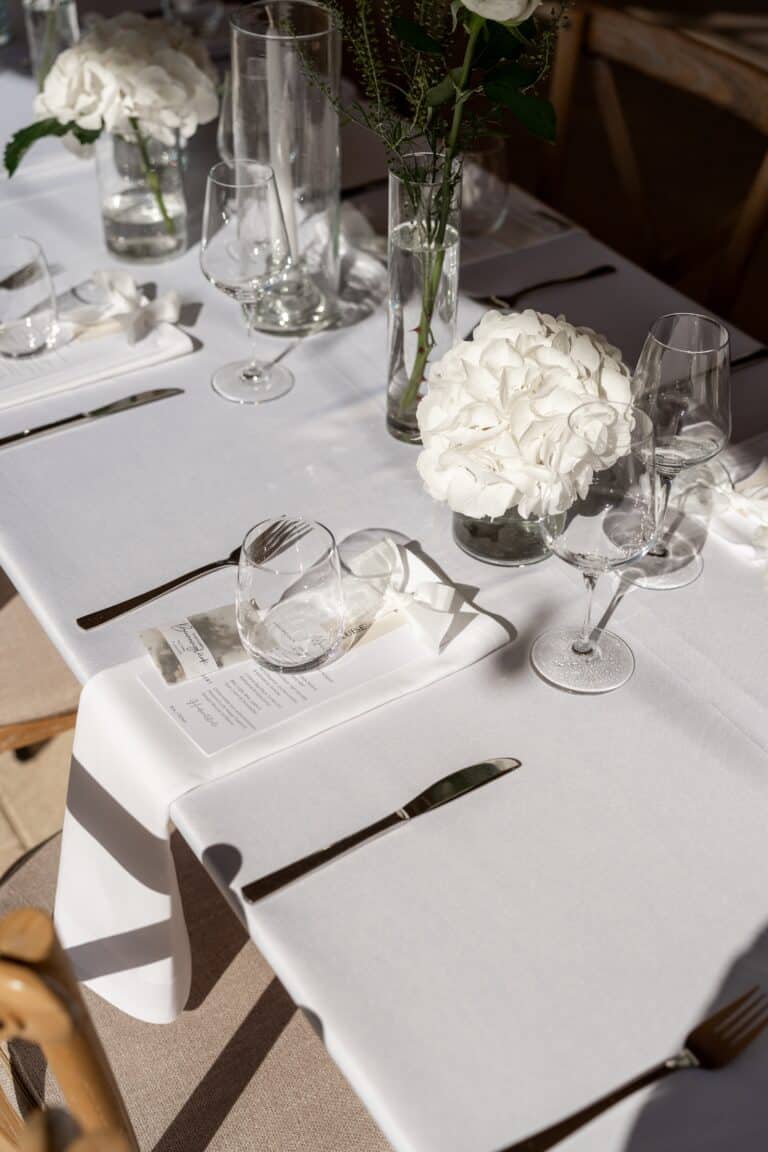 04719-florian-knusper-hochzeitsfotograf-wuerzburg-tischdeko-mit-blumen-Villa Oriental