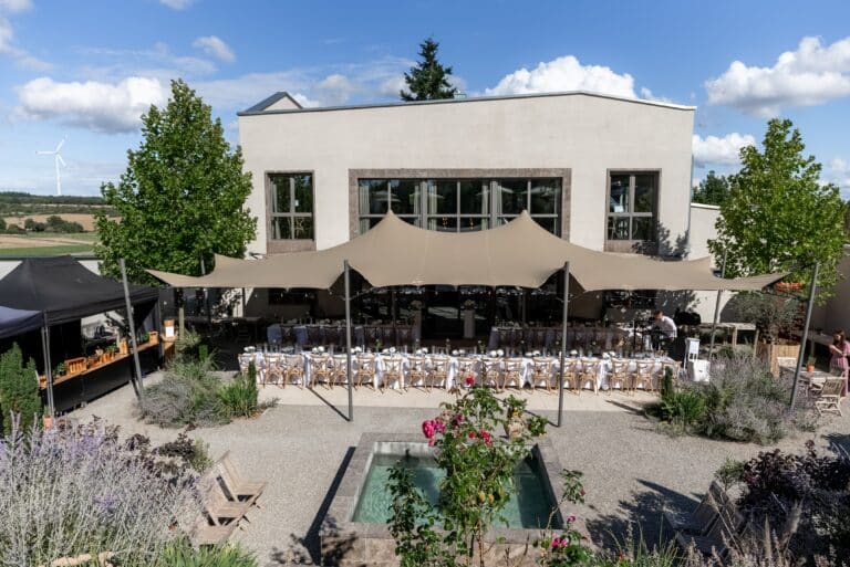 04730-florian-knusper-hochzeitsfotograf-wuerzburg-hochzeitslocation-im-garten-Villa Oriental