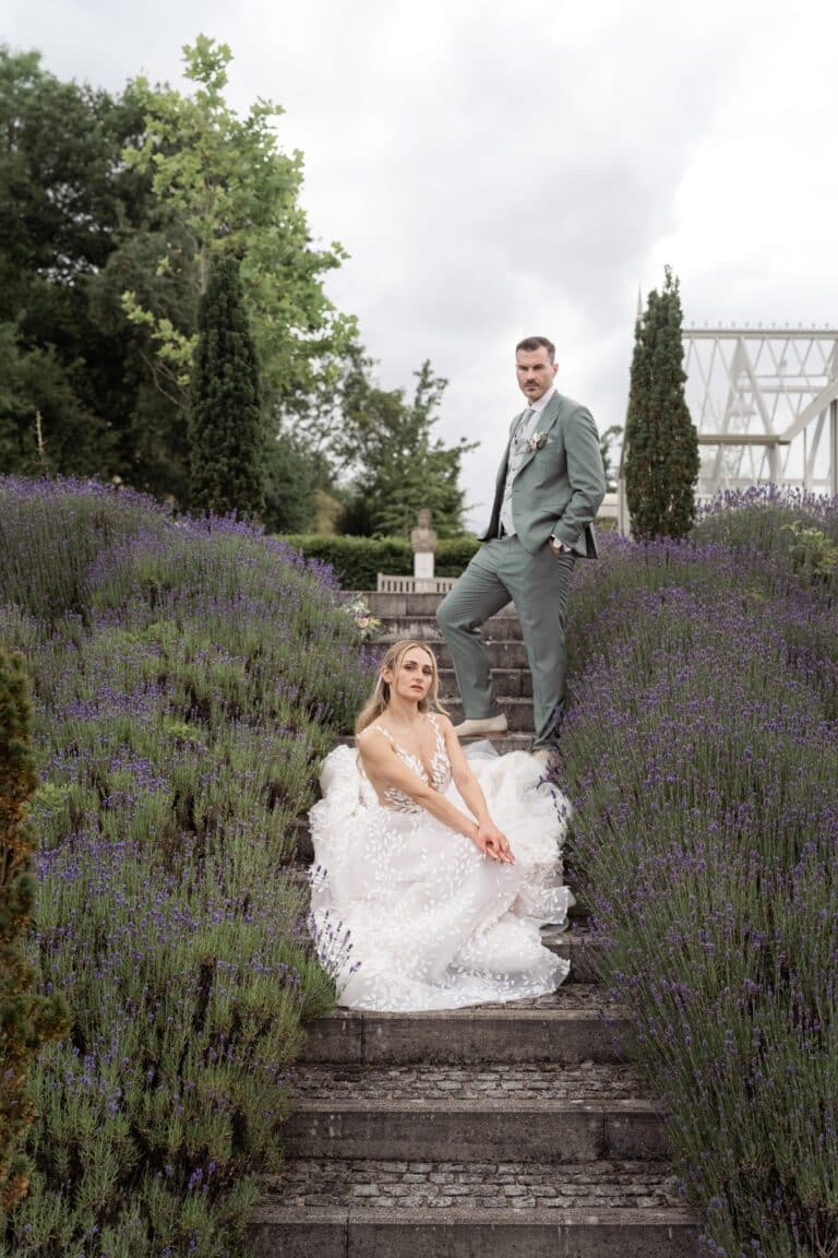 04738-florian-knusper-hochzeitsfotograf-wuerzburg-brautpaar-im-garten-villa-oriental