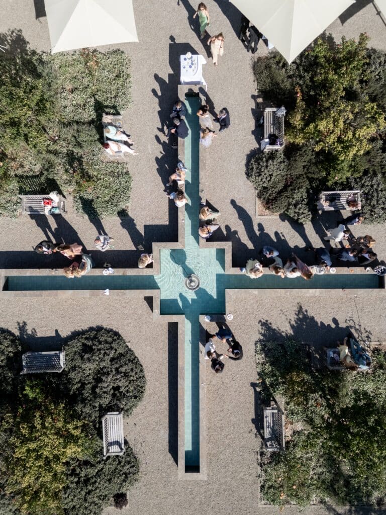 04746-florian-knusper-hochzeitsfotograf-wuerzburg-hochzeitsempfang-im-garten-Villa Oriental