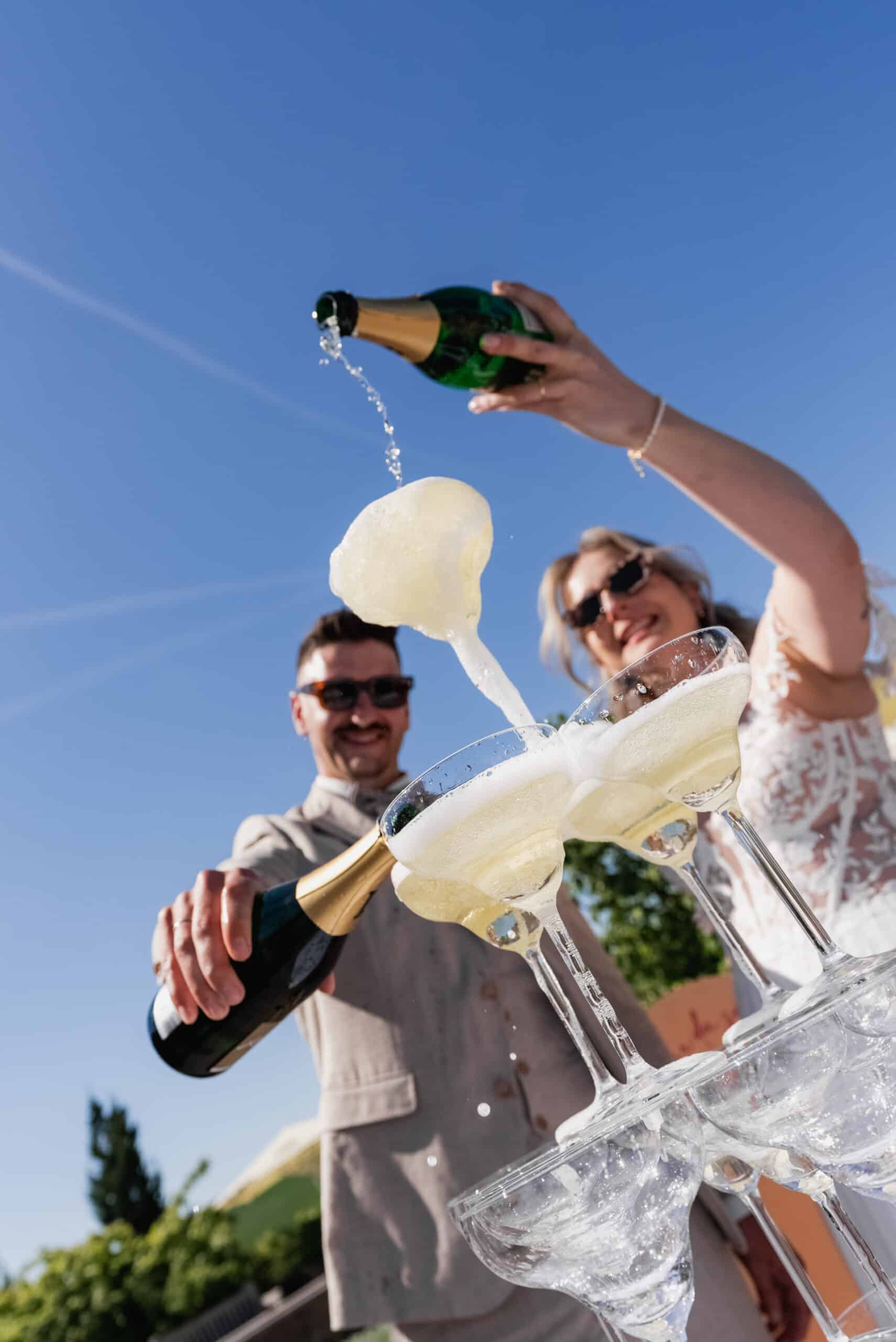 04763-florian-knusper-hochzeitsfotograf-wuerzburg-sektpyramide-im-freien