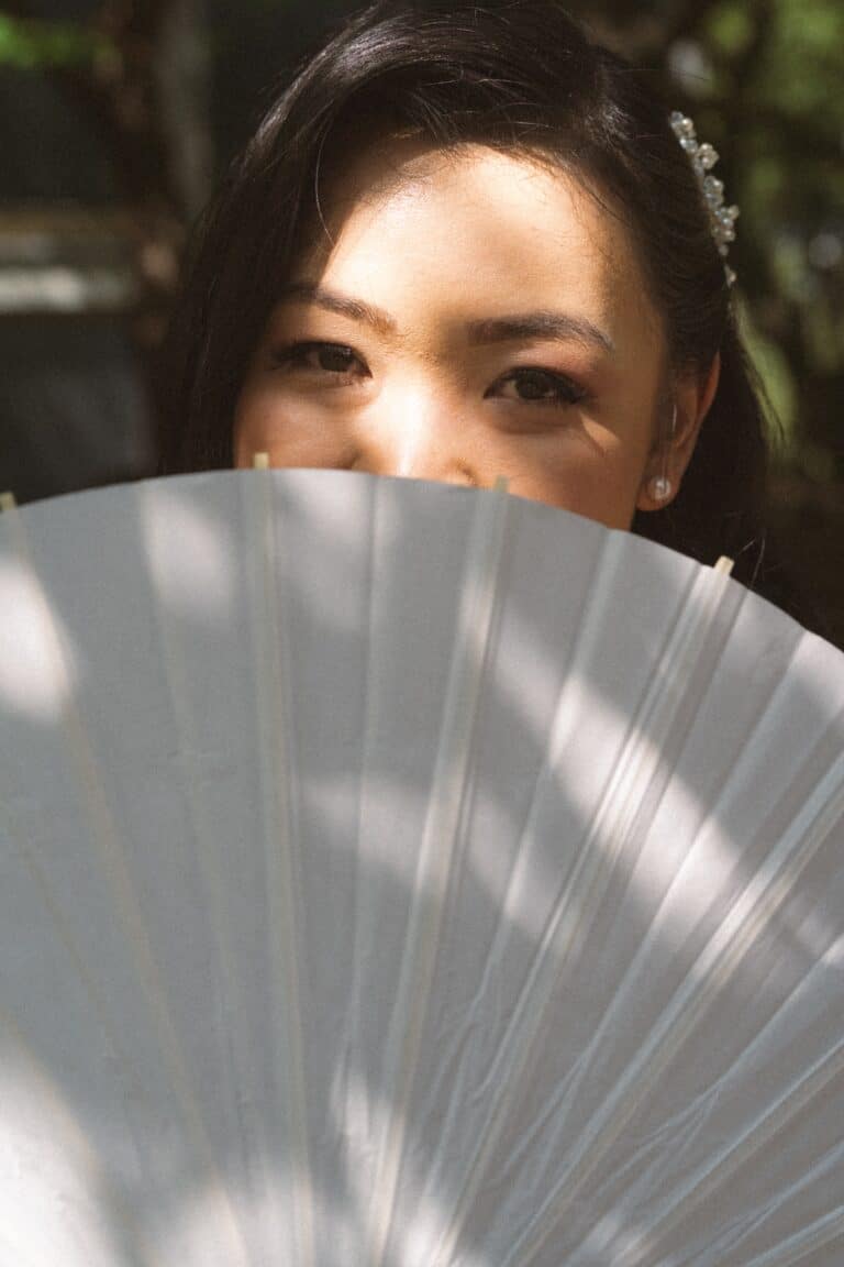 04771-2-florian-knusper-hochzeitsfotograf-wuerzburg-gast-mit-faecher-Hotel Schindlerhof Nuernberg