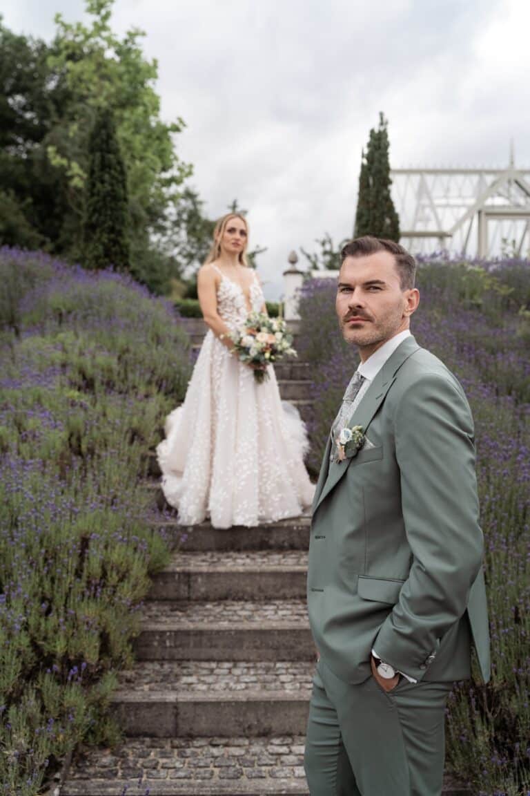 04778-florian-knusper-hochzeitsfotograf-wuerzburg-brautpaar-auf-treppe-villa-oriental