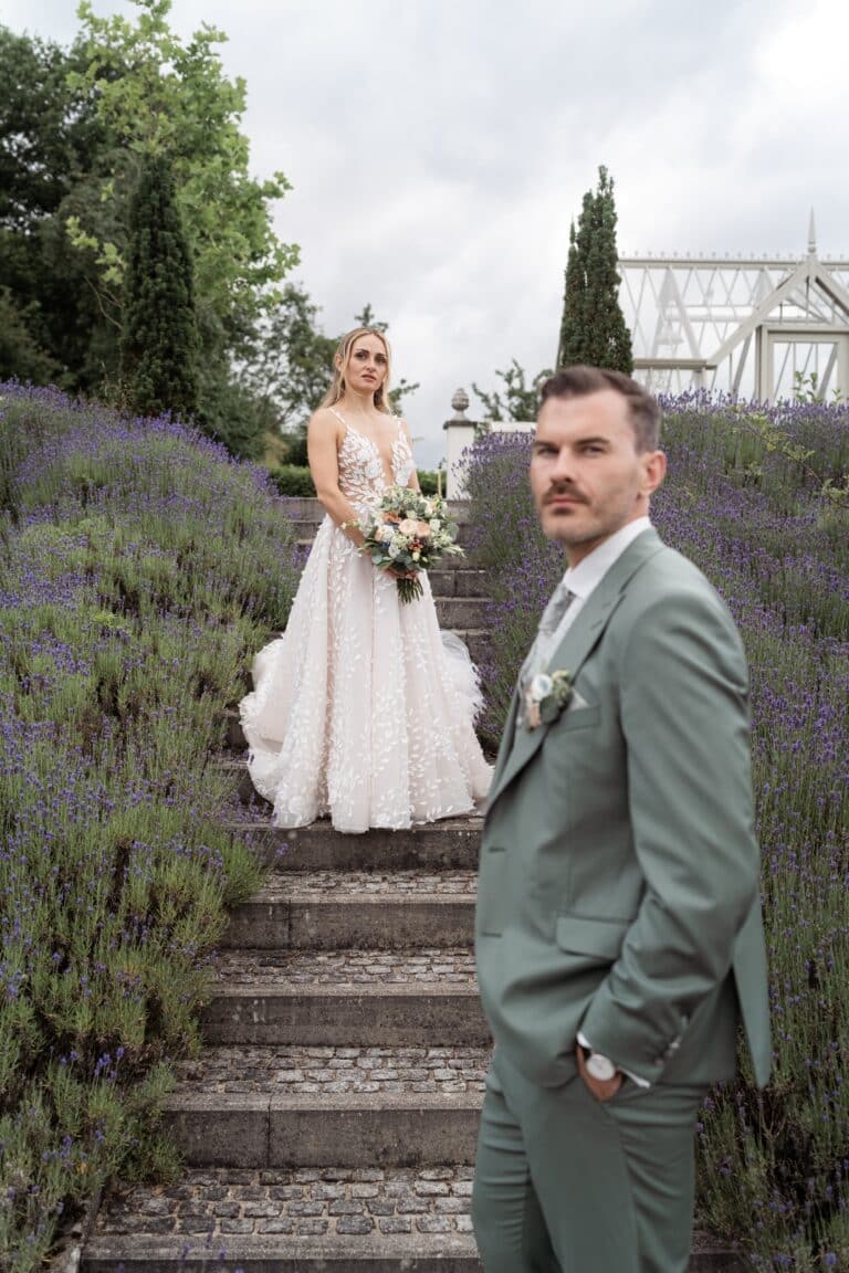 04779-florian-knusper-hochzeitsfotograf-wuerzburg-brautpaar-auf-treppe-im-garten-villa-oriental