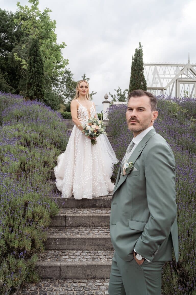 04792-florian-knusper-hochzeitsfotograf-wuerzburg-brautpaar-auf-gartenstufen-villa-oriental