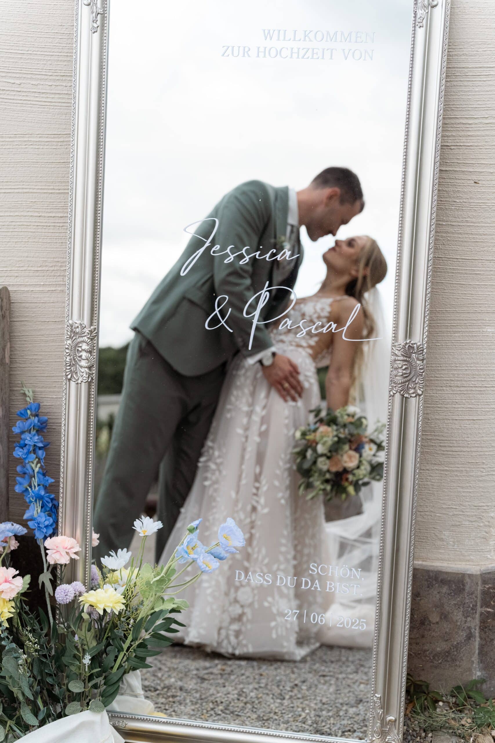 Spiegelnde Hochzeitsszene mit Blumenarrangement