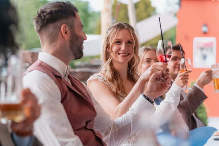 04830-florian-knusper-hochzeitsfotograf-wuerzburg-gruppe-von-gaesten-Das Retz