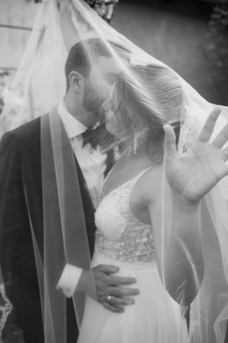 04833-2-florian-knusper-hochzeitsfotograf-wuerzburg-brautpaar-unter-schleier