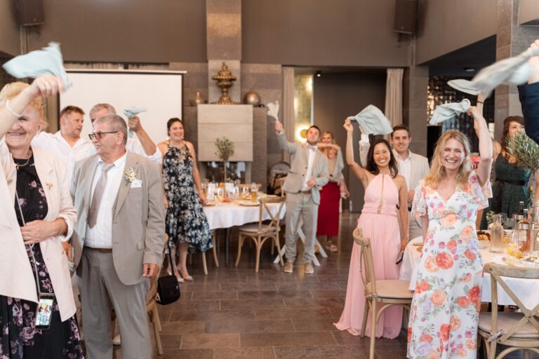 04836-florian-knusper-hochzeitsfotograf-wuerzburg-gruppe-von-gaesten-villa-oriental