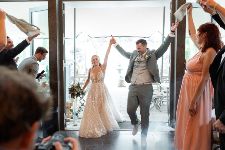 04839-florian-knusper-hochzeitsfotograf-wuerzburg-brautpaar-beim-einzug-villa-oriental