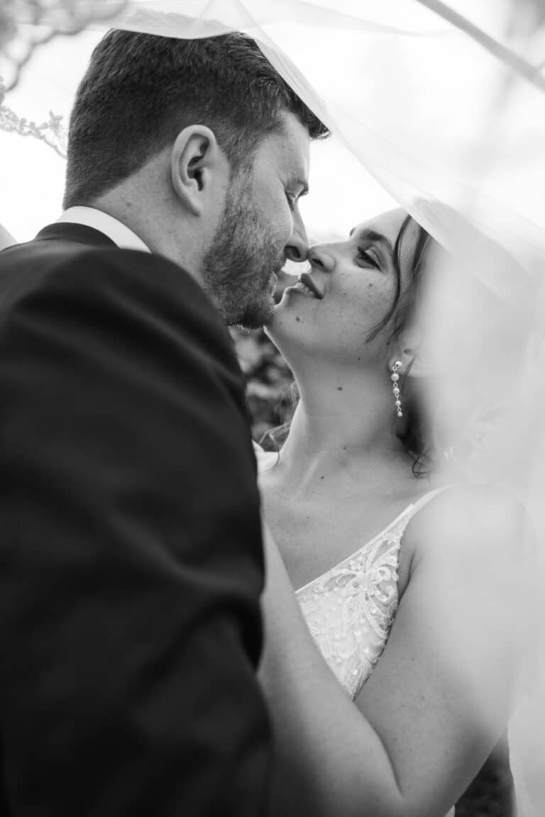 04846-2-florian-knusper-hochzeitsfotograf-wuerzburg-brautpaar-im-umarmung