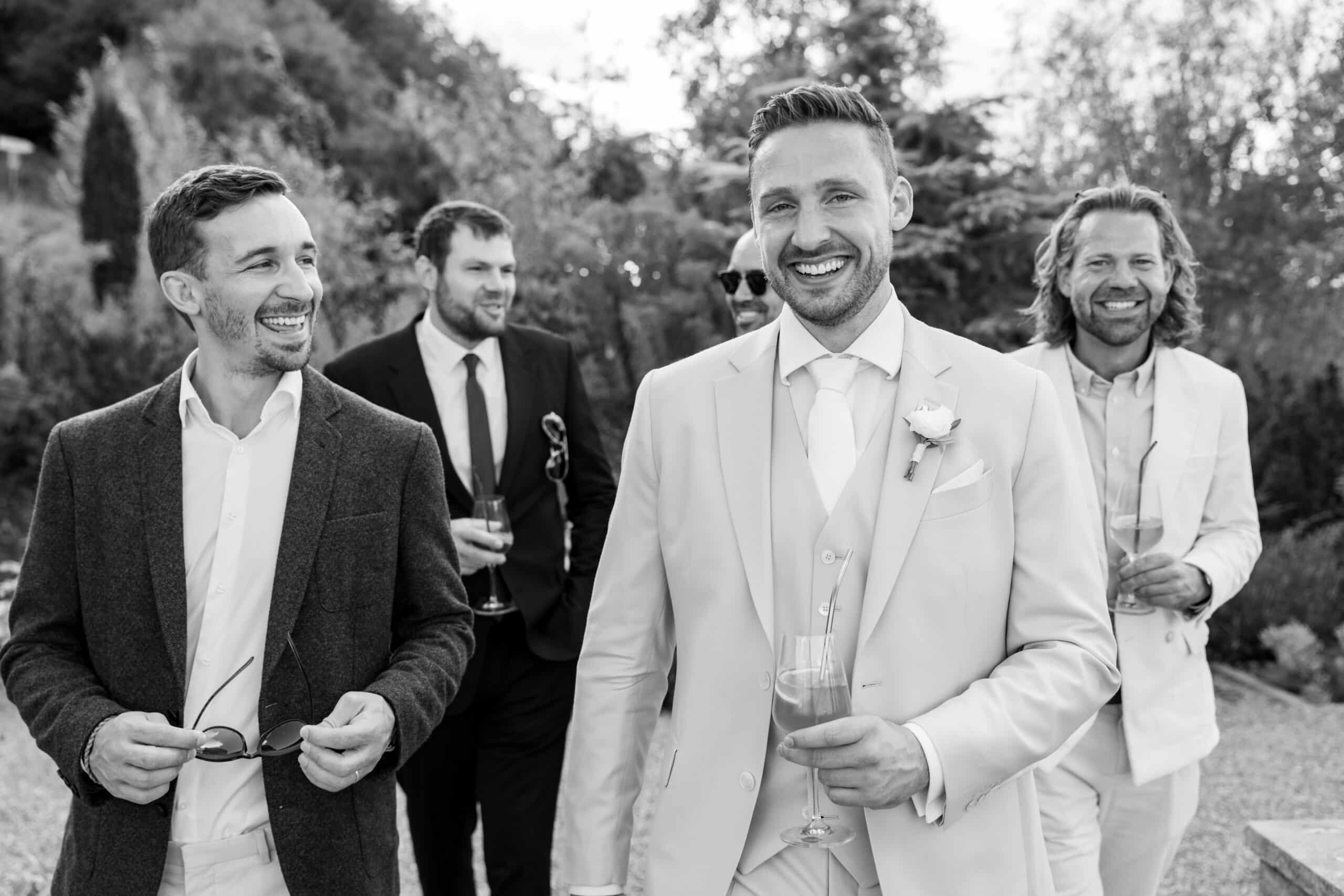 04891-2-florian-knusper-hochzeitsfotograf-wuerzburg-gruppe-von-gaesten