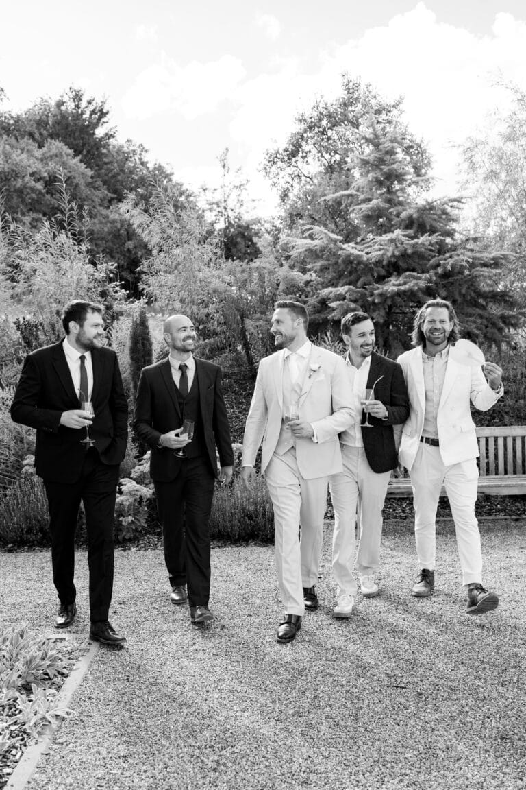 04899-2-florian-knusper-hochzeitsfotograf-wuerzburg-gruppe-von-maennern-im-garten-Villa Oriental
