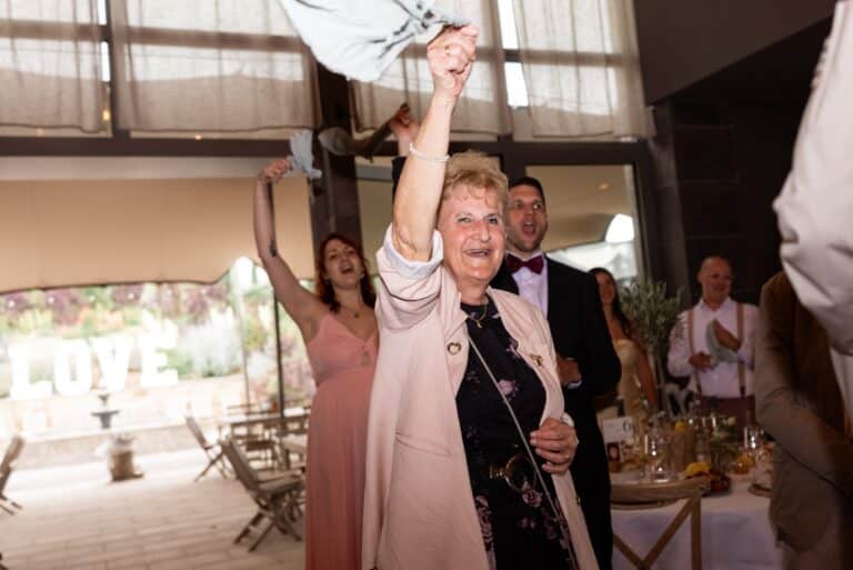 04901-florian-knusper-hochzeitsfotograf-wuerzburg-gaeste-im-festsaal-villa-oriental