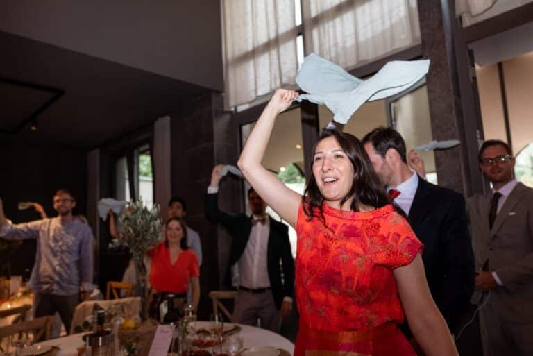 04908-florian-knusper-hochzeitsfotograf-wuerzburg-feiernde-gaeste-im-restaurant-villa-oriental