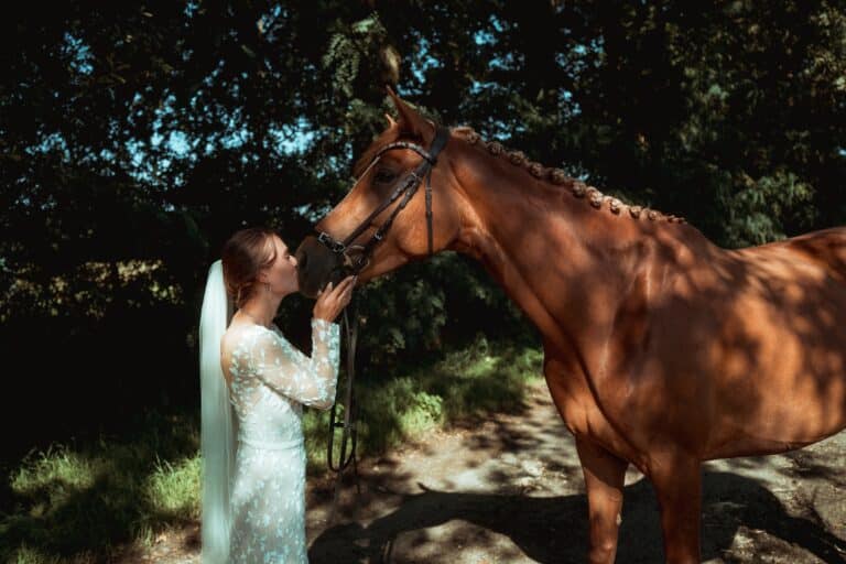 04909-florian-knusper-hochzeitsfotograf-wuerzburg-braut-mit-pferd-im-garten-Dänischer Pavillon