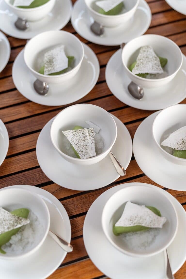 04919-florian-knusper-hochzeitsfotograf-wuerzburg-tischeindeckung-mit-dessert-Schlosshotel Steinburg Wuerzburg