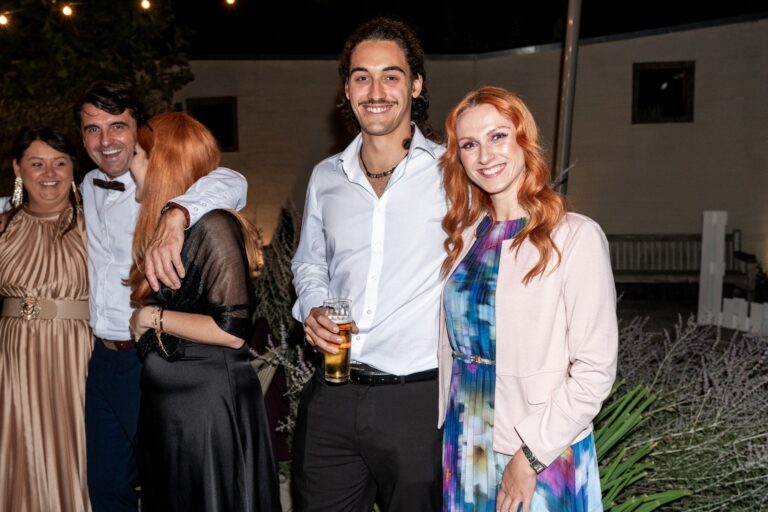 04929-florian-knusper-hochzeitsfotograf-wuerzburg-gaeste-im-freien-villa-oriental