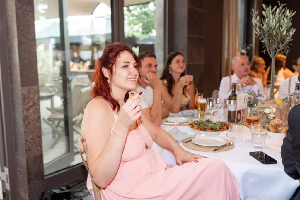 Gäste genießen Hochzeitsessen im Restaurant.