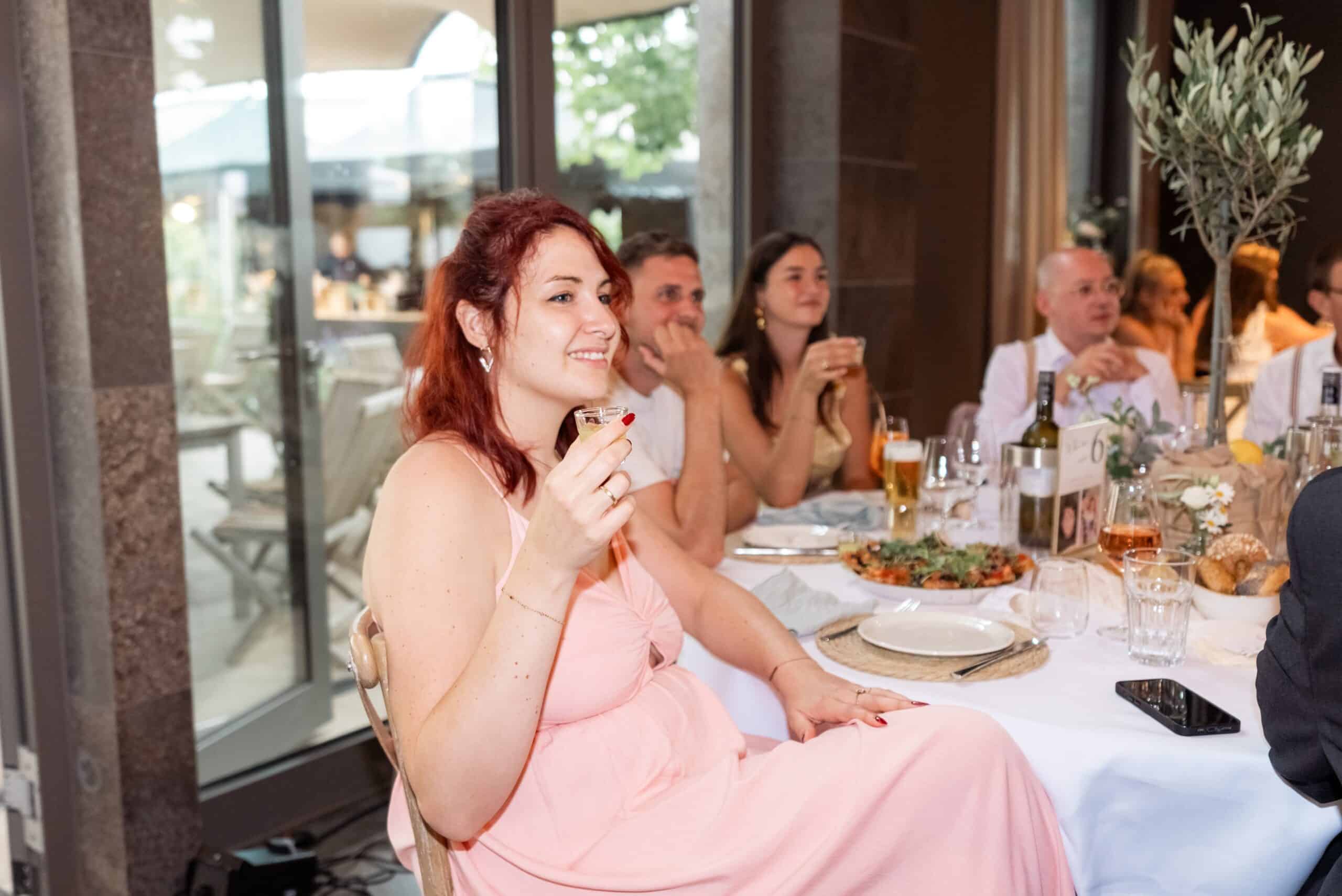 Gäste genießen Hochzeitsessen im Restaurant.