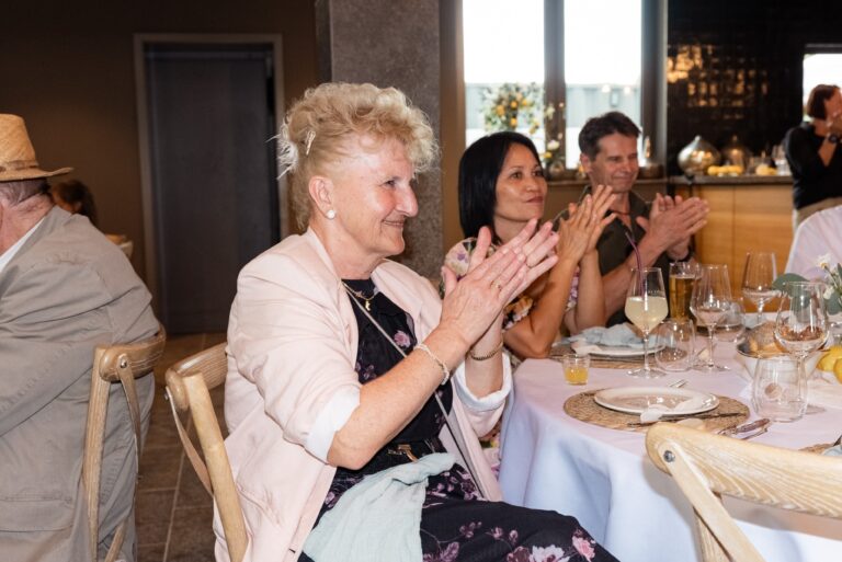 04935-florian-knusper-hochzeitsfotograf-wuerzburg-gaeste-am-tisch-klatschen-villa-oriental