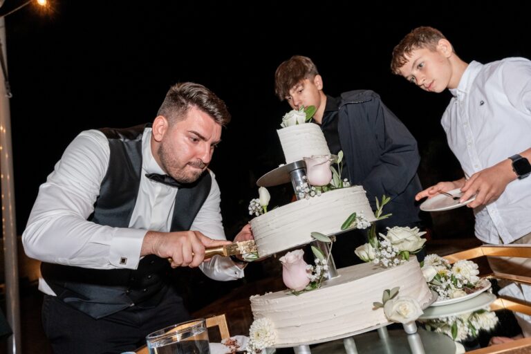 04937-florian-knusper-hochzeitsfotograf-wuerzburg-kuchen-anschneiden-villa-oriental