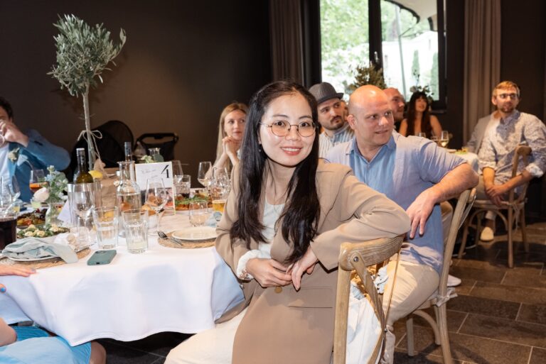 04942-florian-knusper-hochzeitsfotograf-wuerzburg-gaeste-an-tischen-villa-oriental