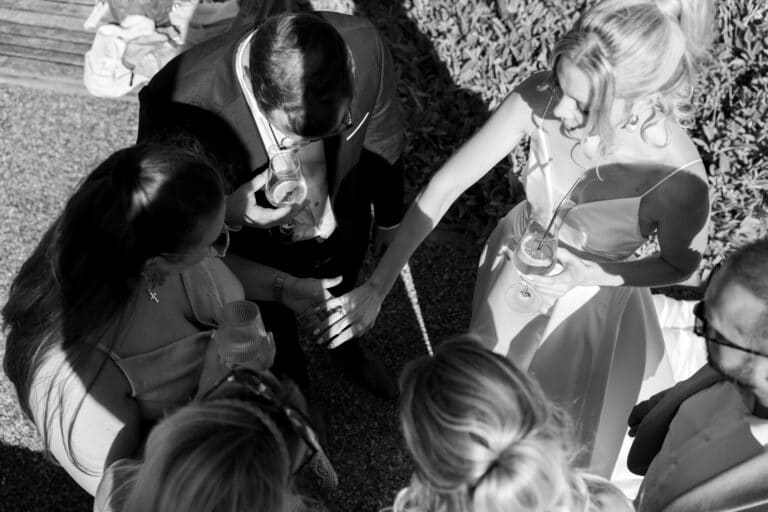 04952-2-florian-knusper-hochzeitsfotograf-wuerzburg-gruppe-von-gaesten-im-garten-Villa Oriental