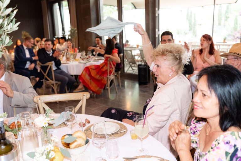 04958-florian-knusper-hochzeitsfotograf-wuerzburg-gaeste-beim-feiern-villa-oriental