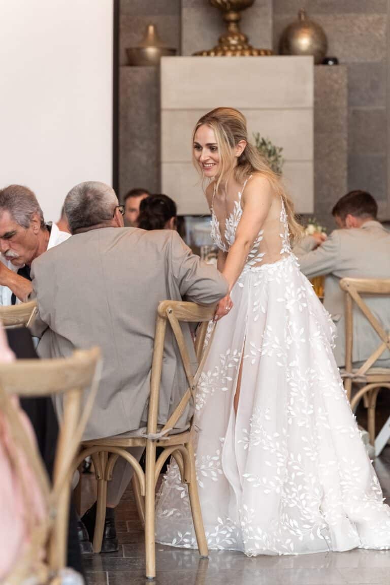 04990-florian-knusper-hochzeitsfotograf-wuerzburg-braut-am-tisch-villa-oriental