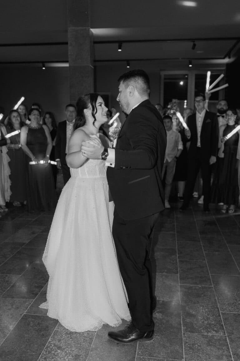 05009-2-florian-knusper-hochzeitsfotograf-wuerzburg-hochzeitspaar-beim-tanzen-villa-oriental