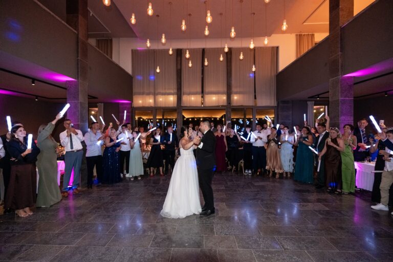 05025-florian-knusper-hochzeitsfotograf-wuerzburg-brautpaar-auf-tanzflaeche-villa-oriental