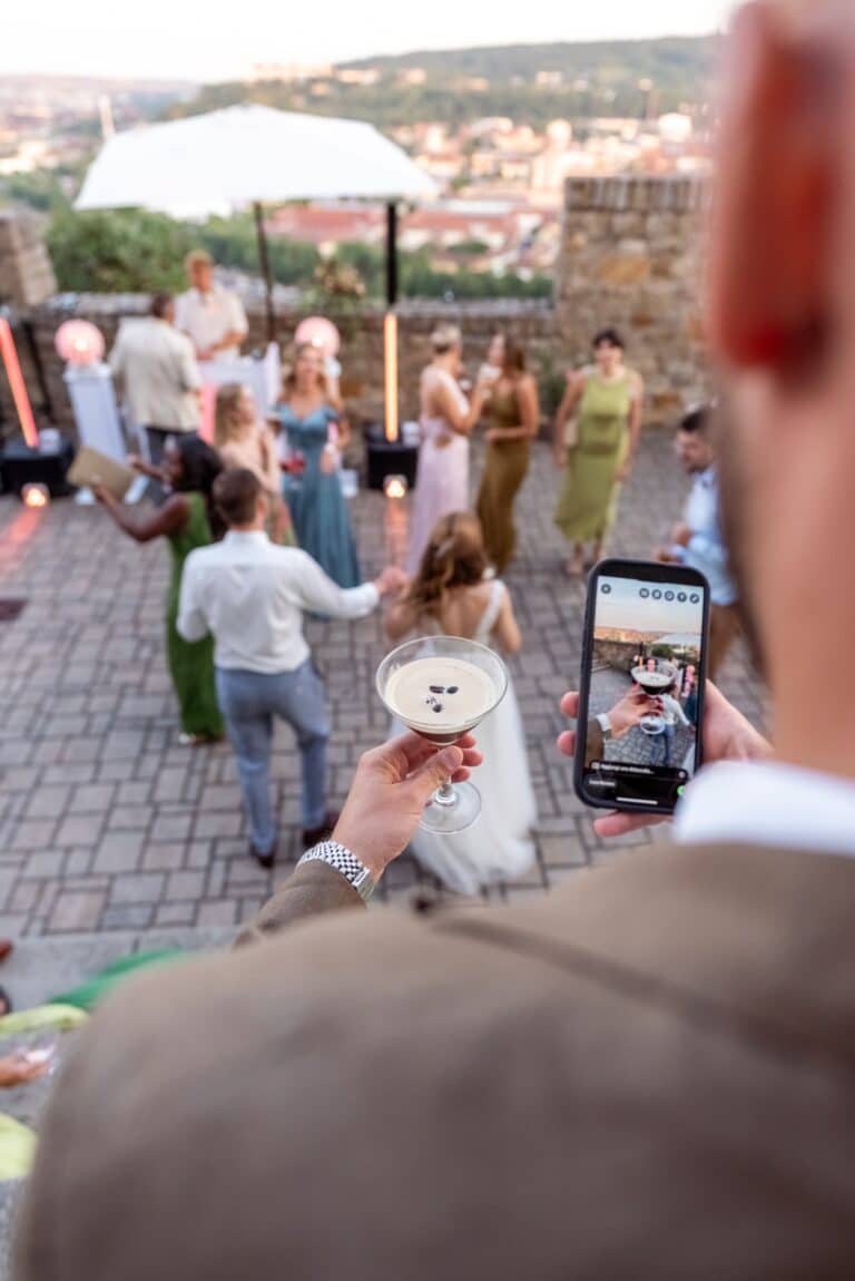 05028-florian-knusper-hochzeitsfotograf-wuerzburg-gruppe-beim-tanzen-Schlosshotel Steinburg Wuerzburg
